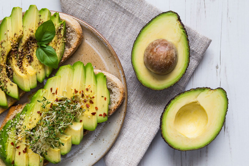 Foto de un plato sano con aguacate fresco.